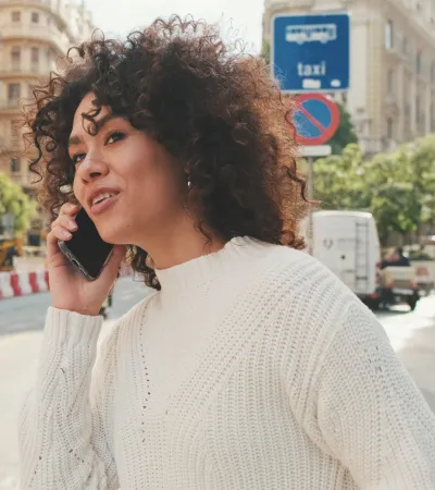 reservation par telephone chauffeur taxi region paca femme dans la rue